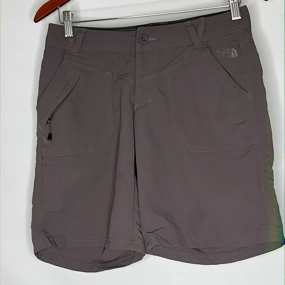 𝅺north Face women’s short, size 4, 100% nylon, brown color, good condition